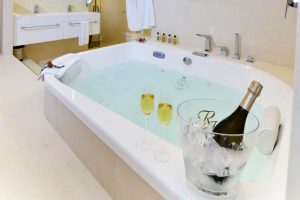 Boutique Hotel Spa Calma Blanca jacuzzi habitacion girona