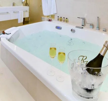 Boutique Hotel Spa Calma Blanca jacuzzi habitacion girona
