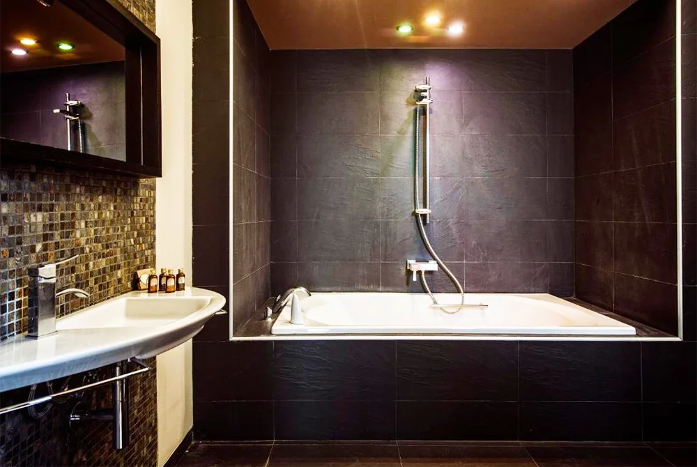 Hostal La Placa jacuzzi habitacion lleida