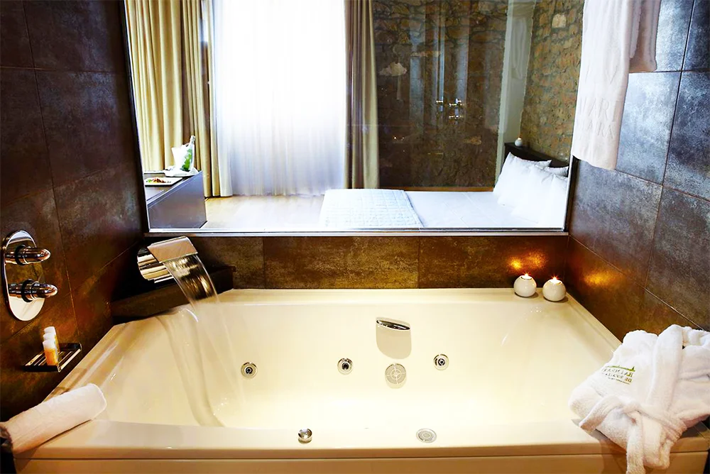 Hotel Balneari OCA Rocallaura jacuzzi habitacion lleida