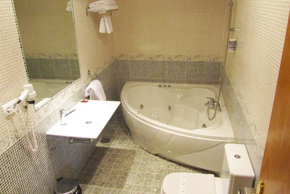 Hotel Galayos jacuzzi habitacion avila