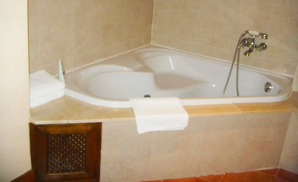 Hotel Garabatos jacuzzi habitacion avila