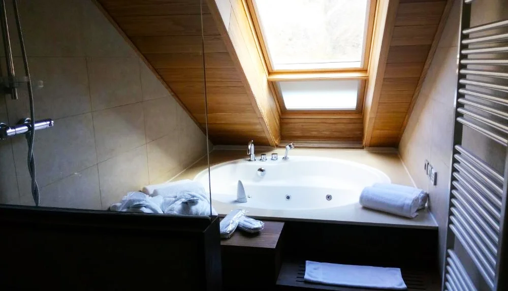 Hotel Riberies jacuzzi habitacion lleida