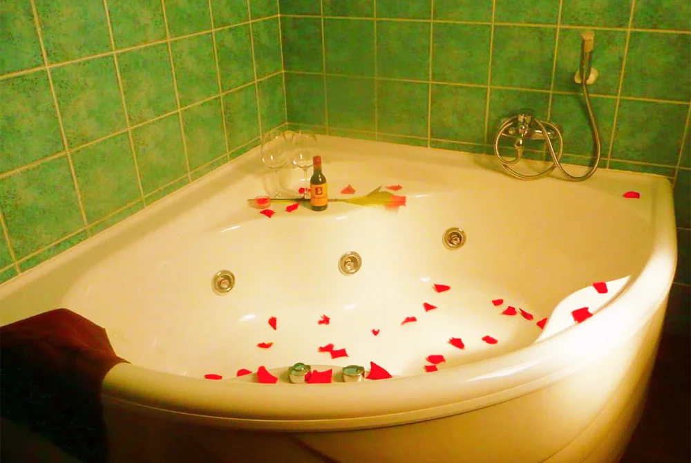 Hotel Rural el Linaje de Los Cinco Sombreros jacuzzi habitacion avila