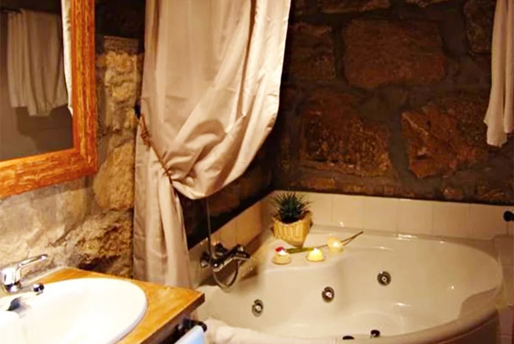 Hotel Torre Mayorazgo jacuzzi habitacion avila