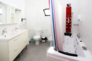 Hotel con Jacuzzi en la Habitación en Torreguadiaro