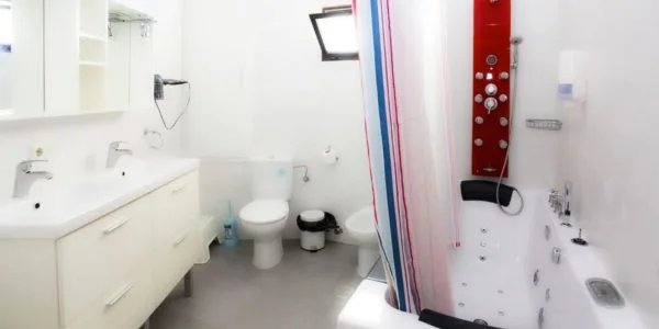 Hotel con Jacuzzi en la Habitación en Torreguadiaro