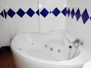 Hotel en Burunchel con Jacuzzi