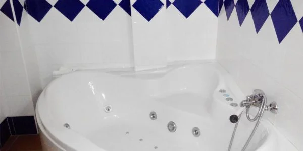 Hotel en Burunchel con Jacuzzi