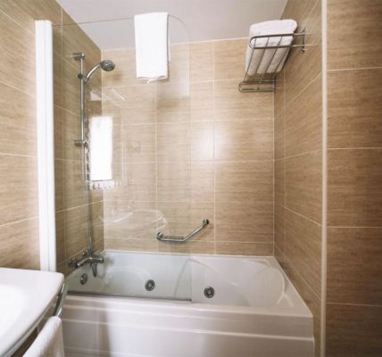 Hotel en Pamplona con Jacuzzi en la Habitación