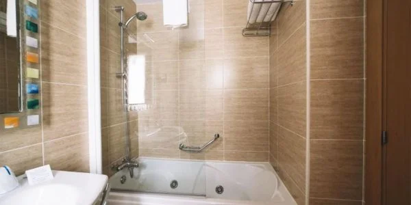Hotel en Pamplona con Jacuzzi en la Habitación