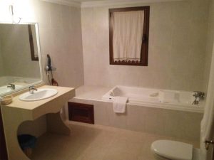 Hotel en Torrecaballeros con Jacuzzi