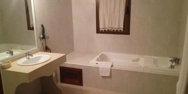 Hotel en Torrecaballeros con Jacuzzi