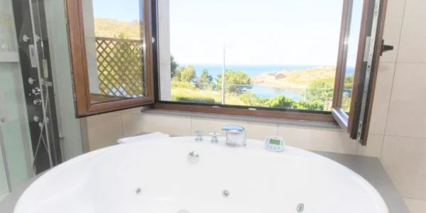 Hoteles con Jacuzzi en Cee