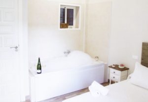 Hoteles en El Bosque con Jacuzzi en la Habitación