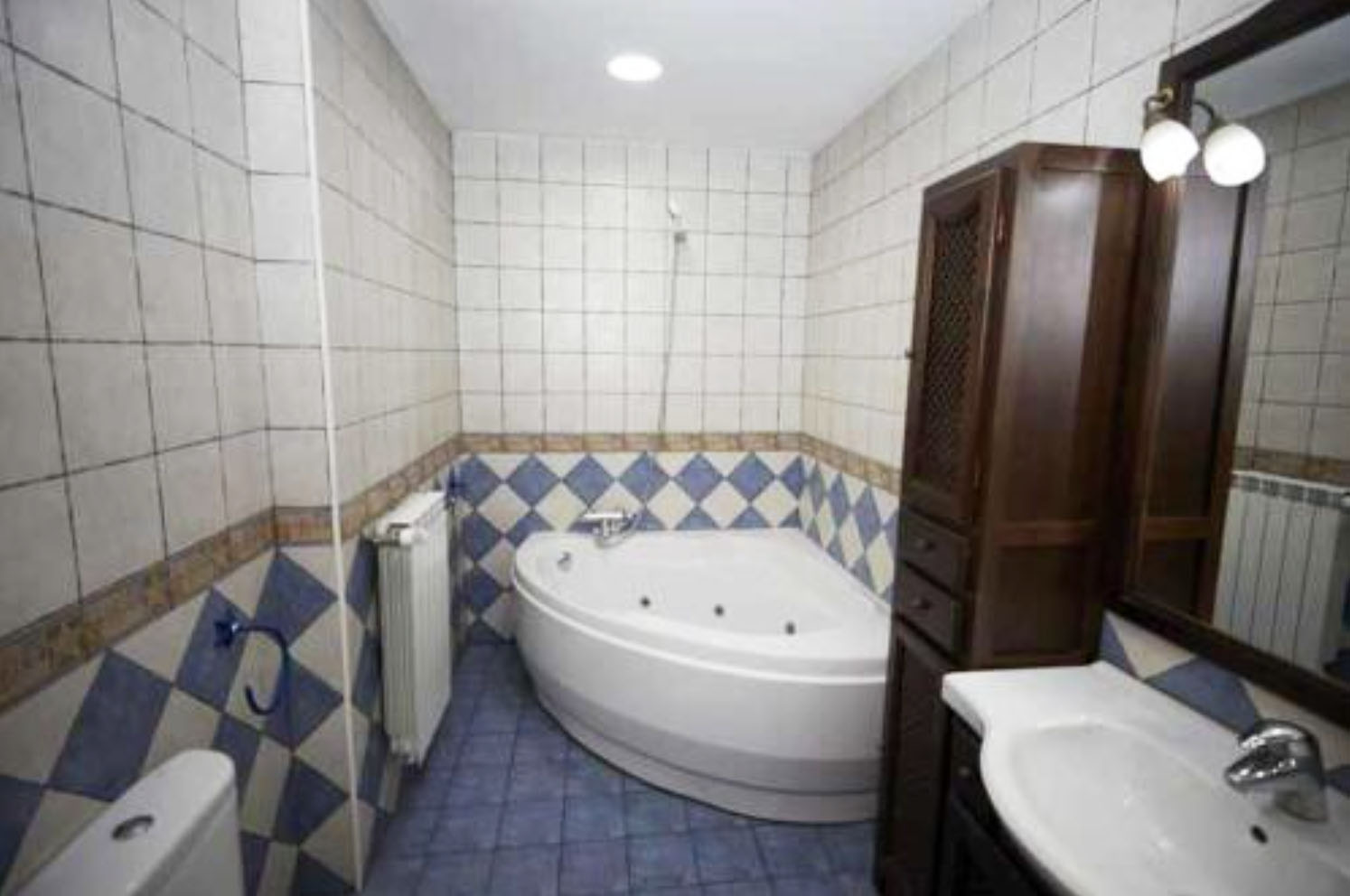 Jacuzzi Casa Rural Galo con piscina barbacoa y sala de juegos Urroz