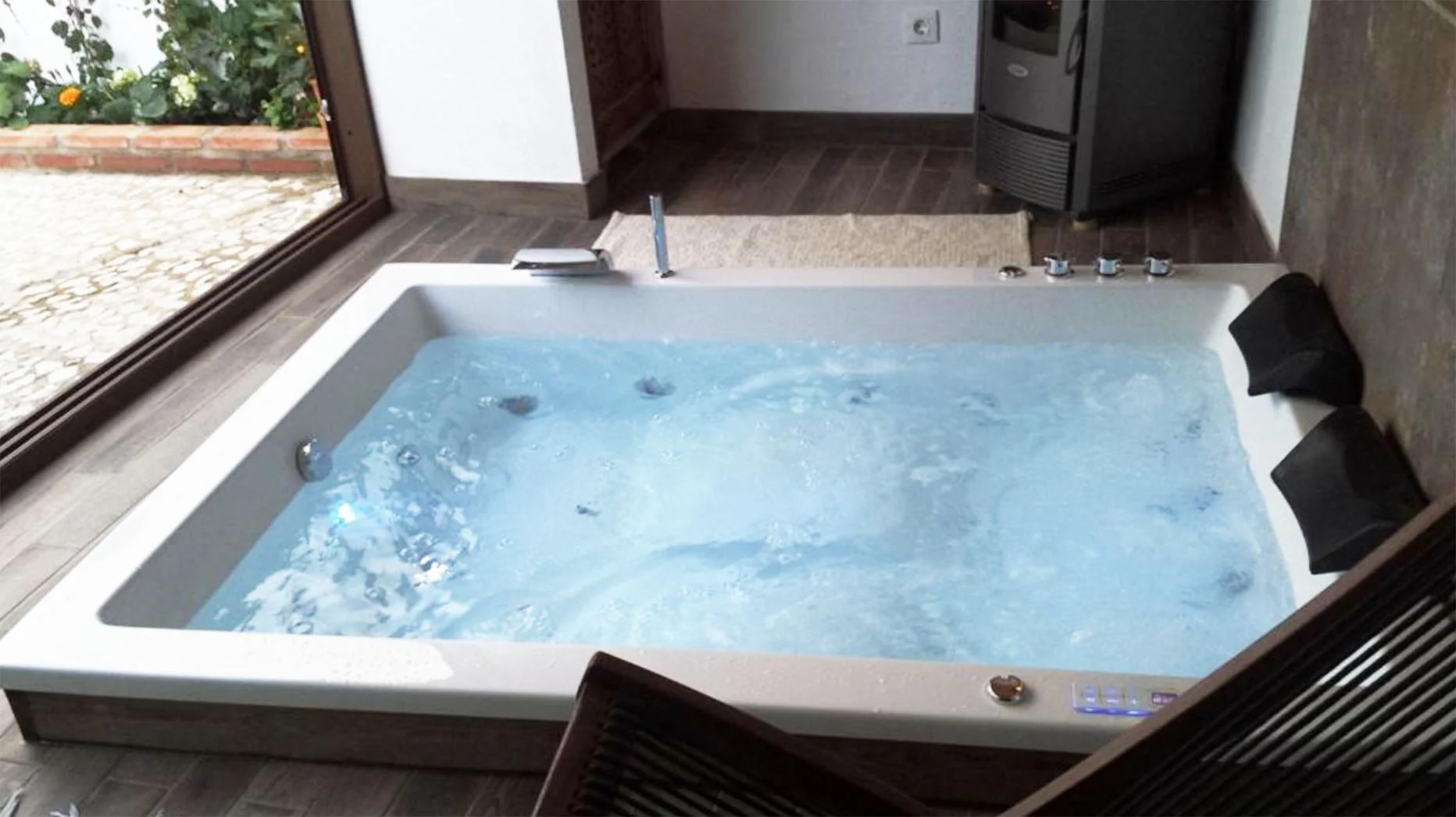 Jacuzzi Casa Rural con encanto el Castaño de Robledo Jacuzzi Casa Rural con encanto el Castaño de Robledo