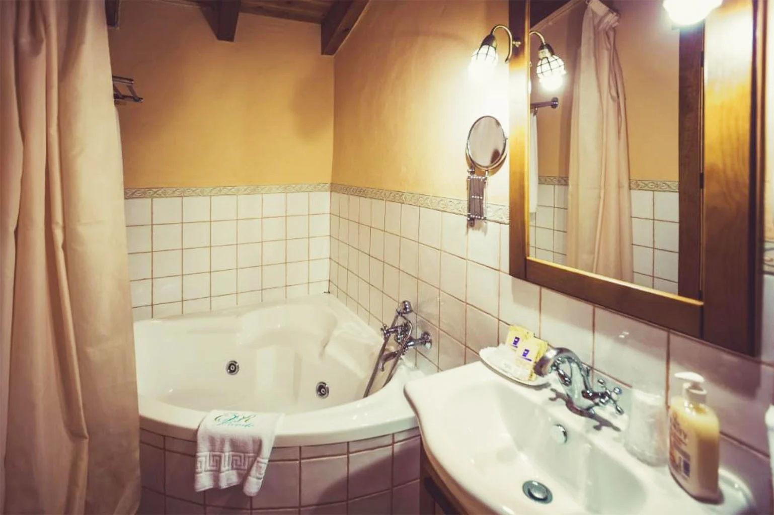 Jacuzzi Casas Rurales de Vicorto Elche de la Sierra Jacuzzi Casas Rurales de Vicorto Elche de la Sierra