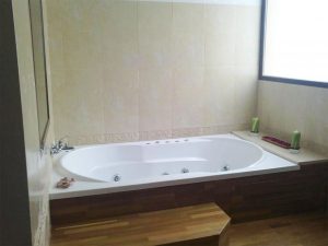 Hotel en Montealegre del Castillo con Jacuzzi
