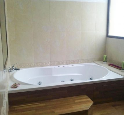 Hotel en Montealegre del Castillo con Jacuzzi