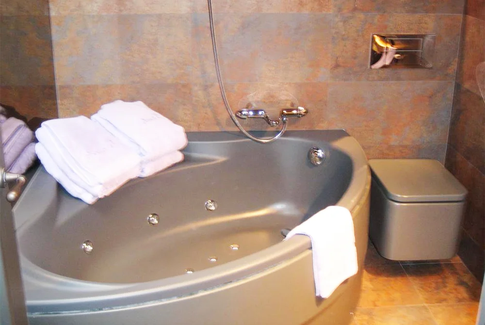 Posada Aneu jacuzzi habitacion lleida