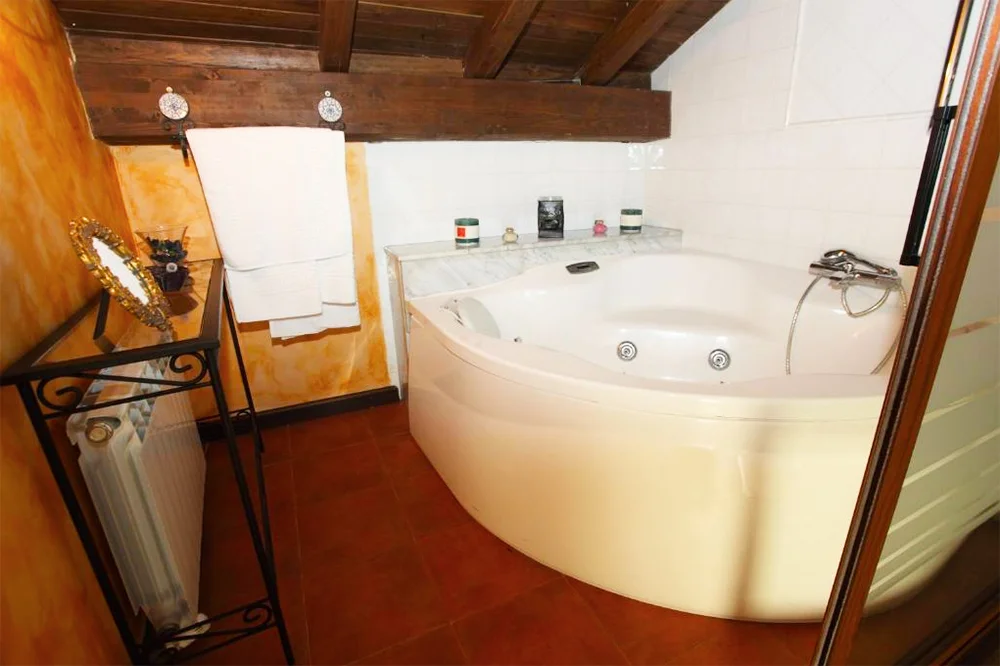 Posada Villa Maria jacuzzi habitacion avila